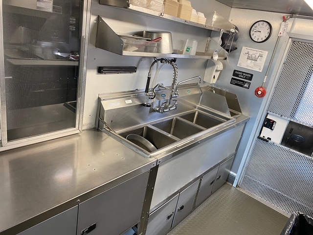 3 Comp and Handwashing Sinks Sinks